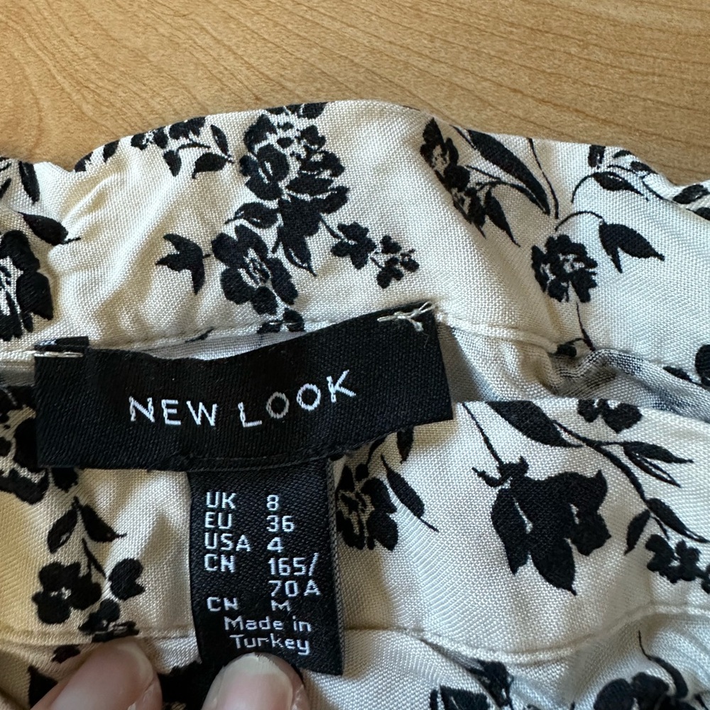 ๐บ 2/$20 New Look London black and white floral midi wrap skirt size 4 - Picture 3 of 8